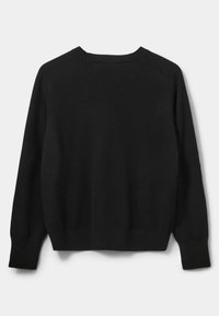 Pulover negru cu guler rotund, mâneci lungi tip raglan, și manșete și tiv ribbate. Textură moale, culoare uniformă, fără modele sau accente.