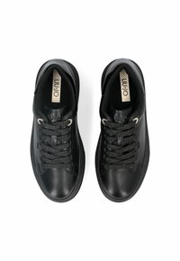 Baskets en cuir noir avec une finition lisse, dotées d'œillets métalliques, de lacets texturés noirs et d'une étiquette de logo beige sur la languette.