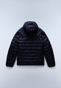 Chaqueta de plumas negra con capucha, que presenta secciones acolchadas horizontales, puños elásticos y un acabado liso y brillante.