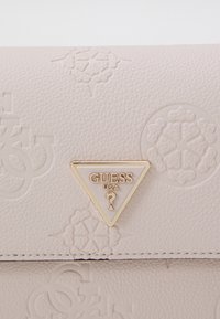 Guess KEANDRA CROSSBODY FLAP - Cross body bag - stone