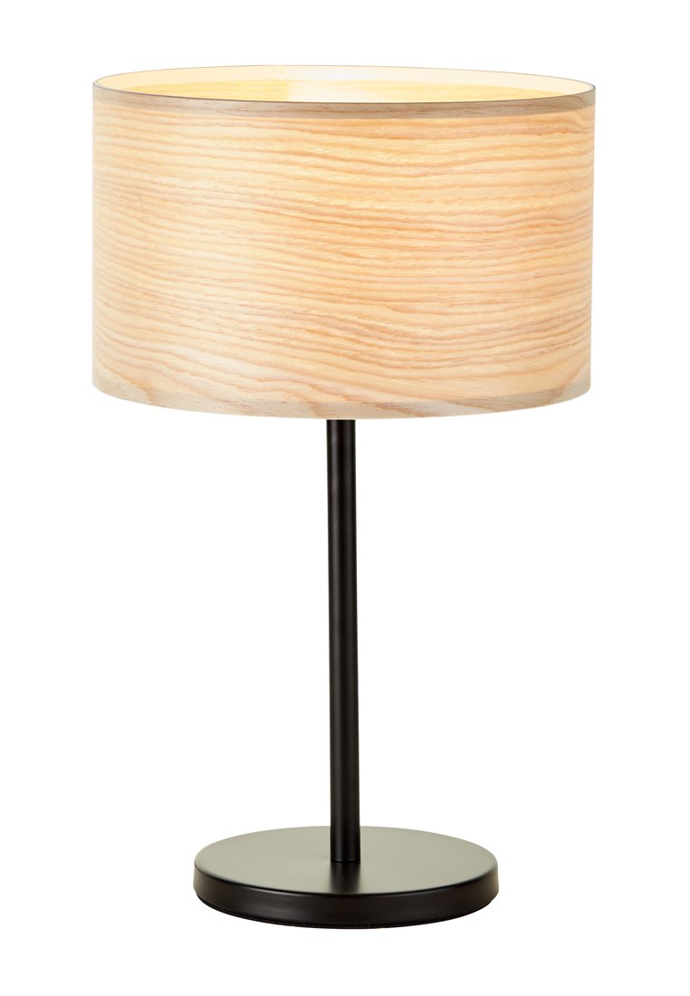 Stolní lampa s cylindrickým krémovým dřevěným stínidlem s texturou dřeva, podpořená štíhlým černým kovovým stojanem a kulatou základnou.