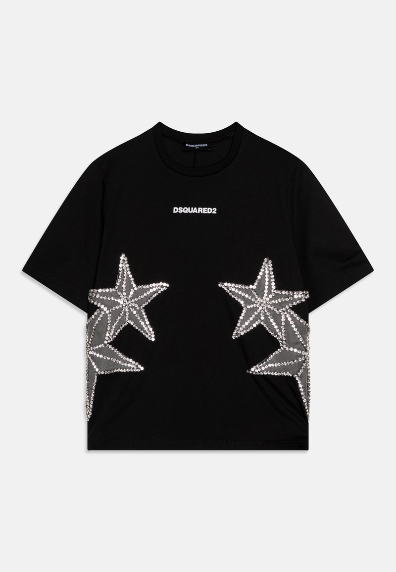 Tricou negru cu designuri în formă de stea argintie, decorate cu strassuri și un logo imprimat în alb pe piept. Mâneci scurte, guler rotund.