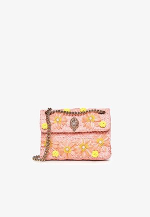 Sac à épaule tissé rose avec chaîne dorée, décoré d’appliques de fleurs translucides couleur pêche et jaune, avec un fermoir central orné de bijoux.