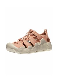 Scarpa sportiva rosa chiaro con tomaia in tessuto, lacci elastici e suola spessa color crema; presenta ritagli aperti e una linguetta sul tallone.
