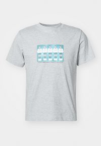 BOXY GRAPHIC TEE - Print T-shirt - grey dusty light