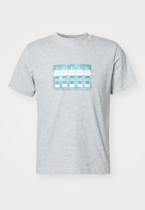 Šedé bavlněné tričko s centrálním potiskem pěti fotbalistů v bílých dresech s tyrkysovými akcenty, kulatým výstřihem a krátkými rukávy.