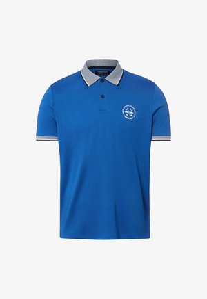 Niebieska koszulka polo z krótkim rękawem, szarym kołnierzykiem i obszyciem rękawów, dwoma czarnymi guzikami oraz białym logo klubu sportowego na lewej piersi.