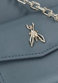 Borsa a tracolla in pelle sintetica grigia con finitura testurizzata, chiusura dorata lucida a forma di insetto e tracolla a catena.