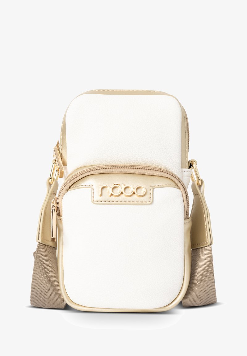 Valkoinen synteettisestä nahasta valmistettu laukku kultaisilla yksityiskohdilla, vetoketjusuljenta ja beige hihna. Etupussissa on brändilogo. Kompakti muotoilu.