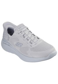 Chaussure de sport gris clair avec une tige en mesh, accents texturés, fermeture à lacets et semelle blanche rembourrée. Présente un logo sur le côté.