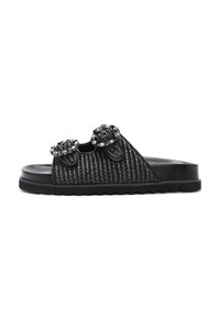 Zwarte slide-sandalen met een geweven textuur, twee decoratieve gespen met rhinestones en een dikke, geribbelde rubberen zool.