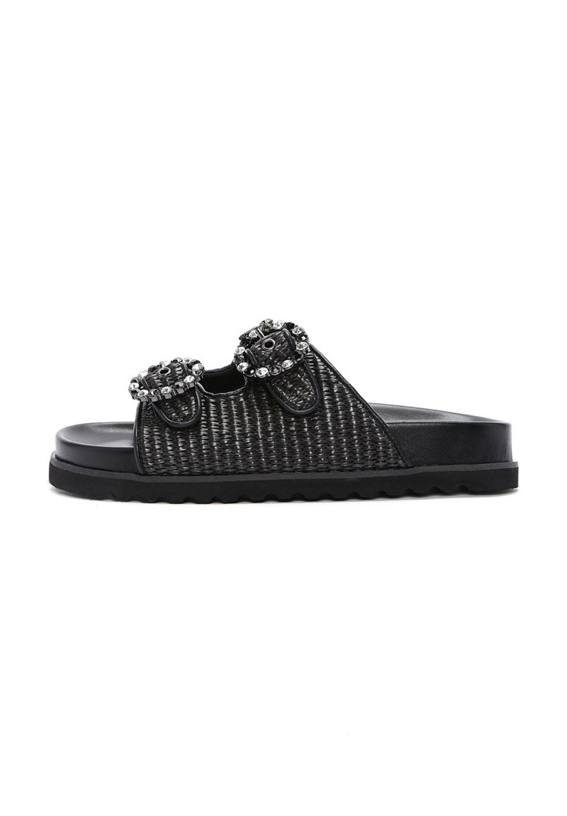 Zwarte slide-sandalen met een geweven textuur, twee decoratieve gespen met rhinestones en een dikke, geribbelde rubberen zool.
