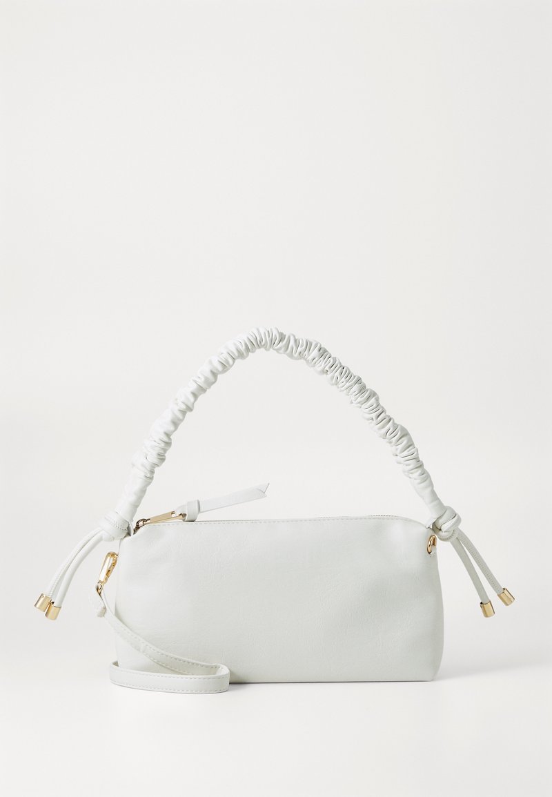 Sac à main rectangulaire blanc avec une anse plissée et des accents de fermeture éclair dorés, sur un fond clair uni.