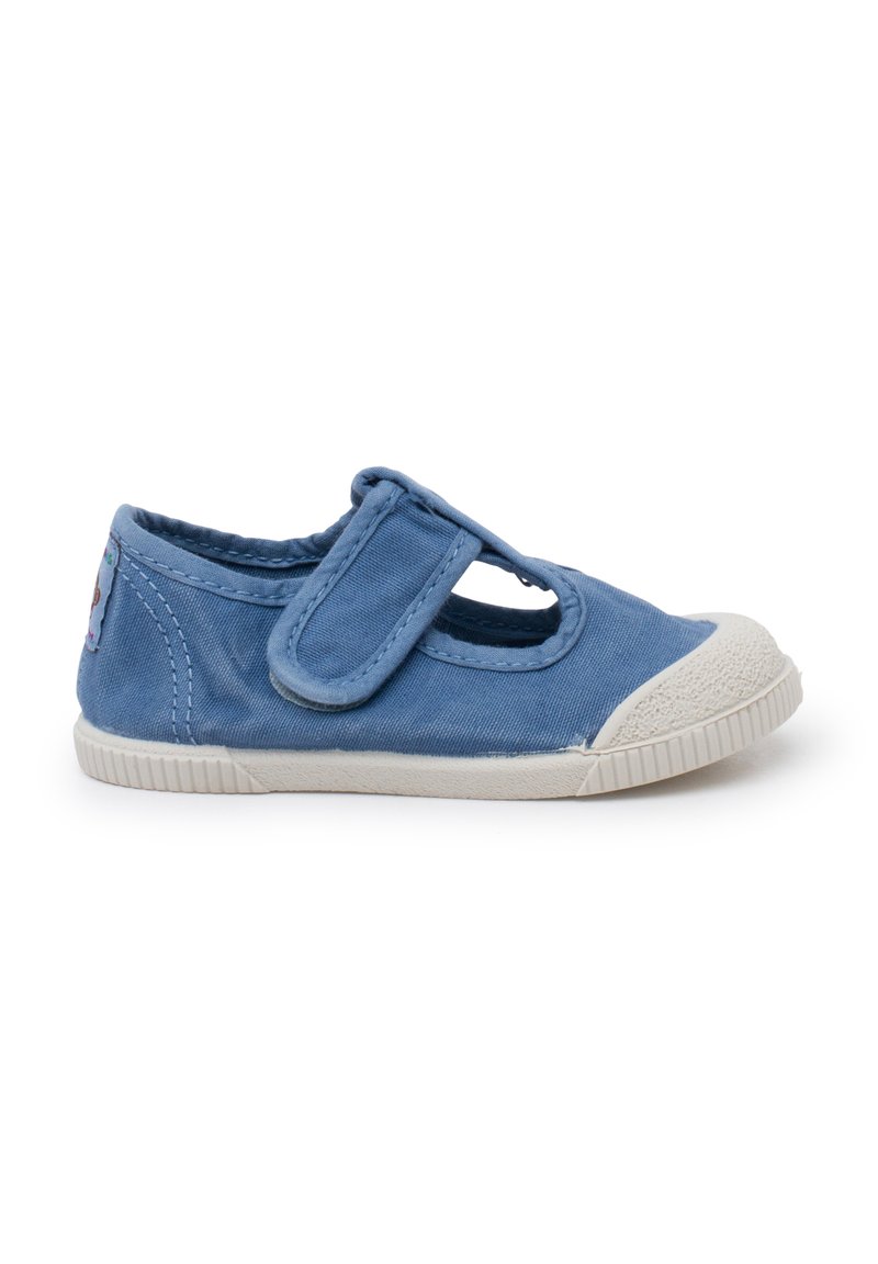 Scarpa in tela blu con punte rotonde e suola in gomma bianca. Presenta una fascia in Velcro e un'apertura laterale per la traspirabilità.