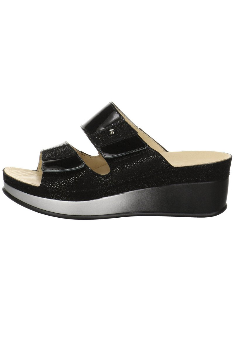 Sandali con zeppa nera, dotati di due cinturini regolabili in velcro, materiale superiore testurizzato e una soletta beige liscia. Accento argento sulla base.