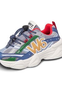 Sneaker realizzato in materiali mesh e sintetici, con accenti blu, verde, rosso e beige. Suola bianca spessa e dettagli di branding in evidenza.