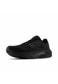 Zapatilla deportiva negra con parte superior texturizada, diseño estampado, cierre de cordones y suela de goma resistente con un acento geométrico.