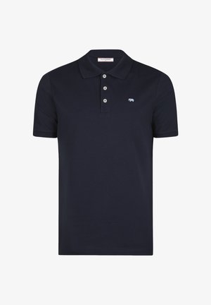 Tengerészkék rövid ujjú galléros póló, három fehér gombbal és egy kis világoskék hímzett logóval a bal mellrészen.