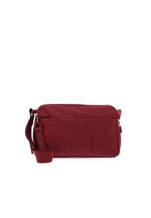 Sac bandoulière rectangulaire bordeaux avec poche avant, sangle réglable et fermeture éclair, en tissu texturé.
