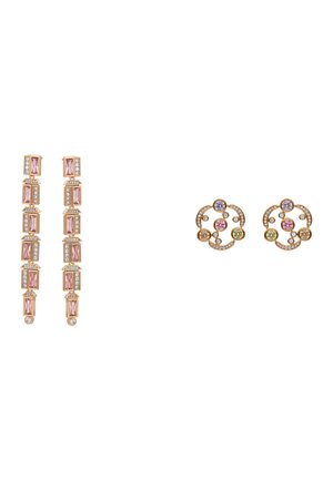 Een paar gouden oorbellen: het ene paar is bezet met verticale roze rechthoekige stenen en kleine witte kristallen, het andere met ronde meerkleurige stenen in een spiraalpatroon.