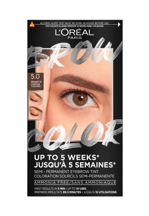 Emballage de couleur pour les sourcils L'Oréal Paris avec un gros plan d'un sourcil. Texte marron foncé, fond noir, et détails clés sur l'utilisation et la durée.