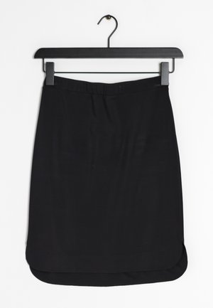 Falda negra de tela suave, con una cintura ajustada, corte recto y dobladillo curvado con aberturas en los lados. Cuelga de una percha negra.