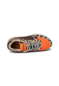 Zapatilla de leopardo con tela naranja, detalles de cuero marrón, cordones grises y suela texturizada. Se puede ver el acolchado interior de corcho.