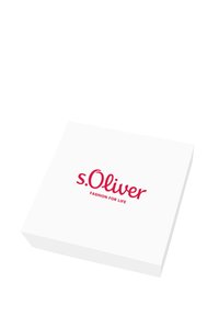 Weißer quadratischer Karton mit glatter Oberfläche, versehen mit einem roten Logo mit der Aufschrift "s.Oliver" und dem Text "FASHION FOR LIFE" darunter.