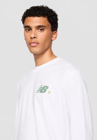 New Balance COURT LONG SLEEVE - Hosszú ujjú felső - white