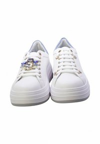 Sneakers bianchi con un esterno in pelle liscia, caratterizzati da un accento decorativo di gemme blu e trasparenti sul lato laterale e occhielli argentati.