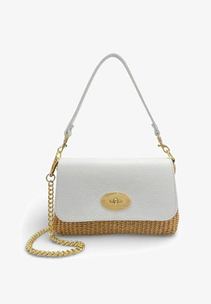 Sac à main à rabat en cuir blanc avec base en paille tressée, fermeture à tourniquet dorée, courte anse en cuir et bandoulière chaîne dorée amovible.