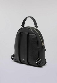 Černý kožený batoh s zaobleným tvarem, vybavený horním madlem, nastavitelnými popruhy a výrazným zipem. Texturované akcenty podtrhují design.