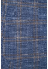 Niebieska tkanina w kratę z teksturowanym splotem, z brązowymi liniami, zawiera łatkę z zaokrąglonymi rogami.