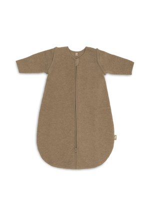 Brauner Baby-Schlafsack mit langen Ärmeln, Frontreißverschluss und rundem Halsausschnitt aus weichem Stoff.