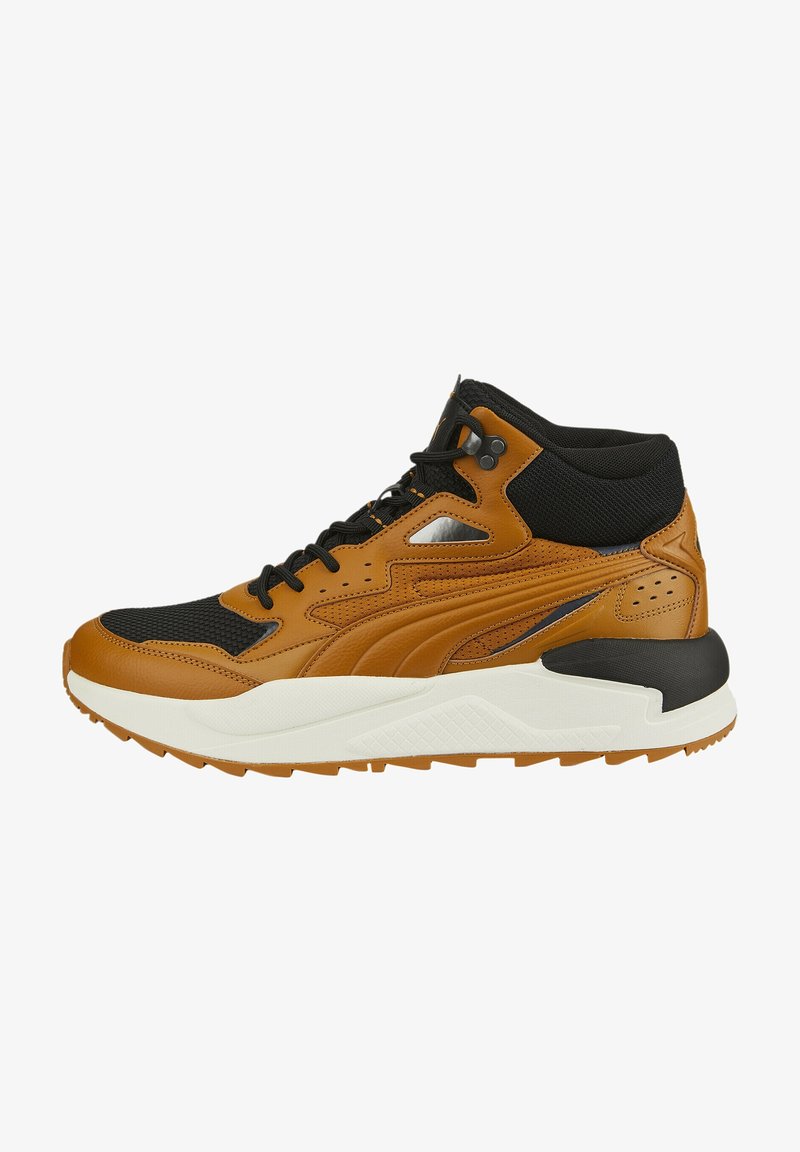Basket mid-top avec cuir marron et empeigne en mesh noir, semelle épaisse blanche, lacets noirs et col rembourré noir.