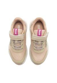 Beige Sneaker mit Mesh- und Synthetik-Obermaterial, runder Zehenpartie, Schnür- und Klettverschluss sowie einem rosa Logo-Akzent an der Ferse.
