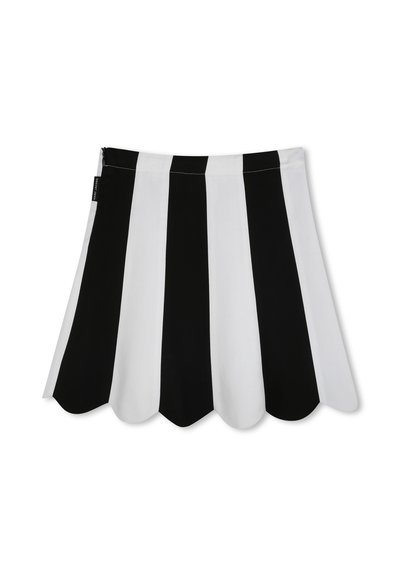 Jupe A-line en noir et blanc, présentant des rayures verticales, un ourlet festonné et une fermeture éclair discrète sur le côté. Fabriquée en tissu léger.