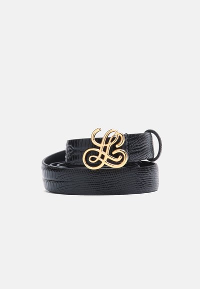 Ceinture en cuir noir texturé roulée avec une boucle dorée ornée de lettres entrelacées sur un fond blanc.