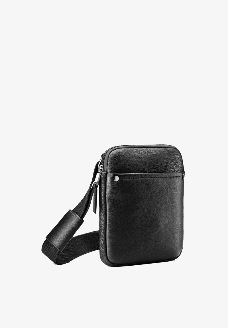 Borsa a tracolla in pelle nera con superficie texture, chiusura con zip, tasca frontale e tracolla regolabile. Design rettangolare compatto.