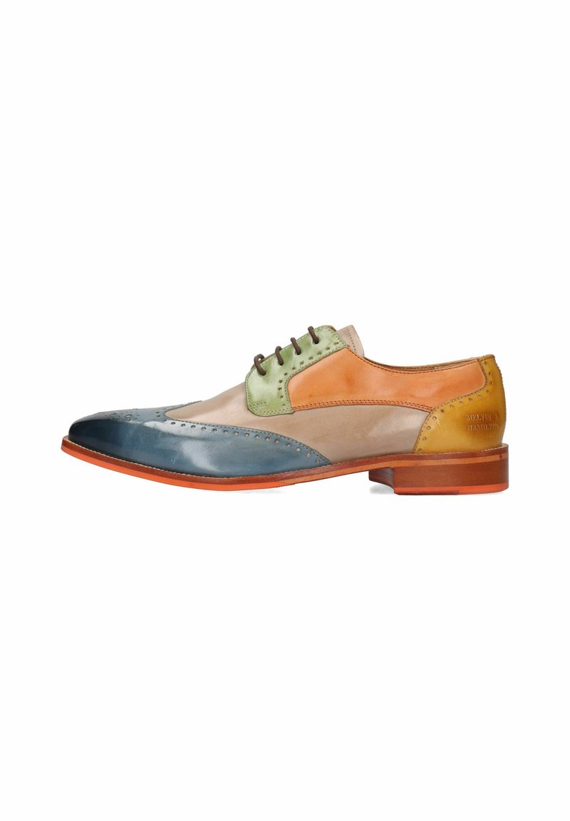 Chaussure oxford multicolore en cuir lisse bleu, vert, orange et beige. Comprend des détails en forme d'aile et des lacets marron.