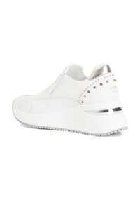 Bílé slip-on tenisky s texturovaným povrchem, kovovými stříbrnými akcenty a dekorativními hroty podél paty. Lehká a vyvýšená podrážka.