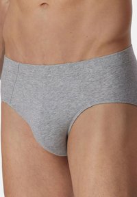 Slip da uomo a vita alta in morbido misto cotone grigio chiaro, con una texture liscia e cuciture minime per il comfort.