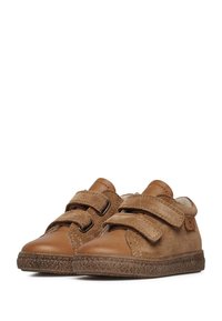 Scarpe per bambini in pelle scamosciata e cuoio, di colore marrone, con due fasce di velcro regolabili, una suola in gomma testurizzata e una punta arrotondata.