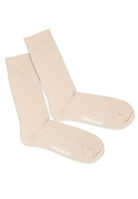 Calcetines de algodón beige con puño acanalado y puntera reforzada. Presentan el logotipo en blanco "DillySocks" en la parte superior de cada calcetín.