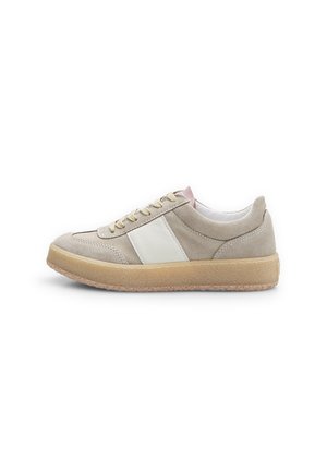 Sneaker in suede beige con una striscia laterale in pelle bianca, punta rotonda e suola in gomma texturizzata. Presenta lacci chiari e un accento rosa sul tallone.