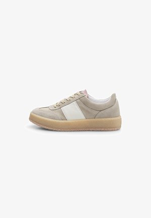 Sneaker in suede beige con una striscia laterale in pelle bianca, punta rotonda e suola in gomma texturizzata. Presenta lacci chiari e un accento rosa sul tallone.