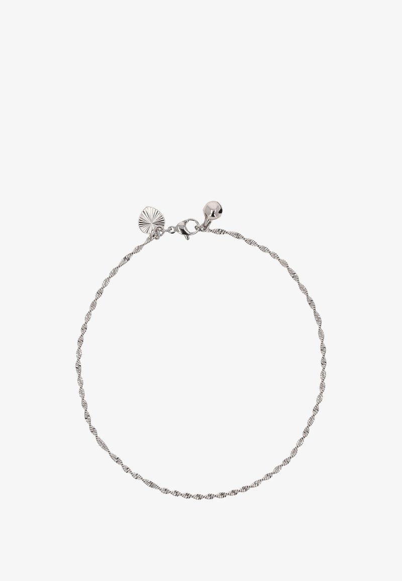 Sølv snoet kædearmbånd med lås, der har en cirkulær charme og en dekorativ tekstureret accent. Elegant, minimalistisk design.