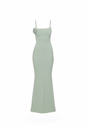Vestido verde claro, hasta el suelo, sin mangas, con tirantes finos y un detalle de flor en el hombro izquierdo.