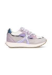 Sneakers stringate con una combinazione di grigio, lavanda e dettagli metallici. Presentano pannelli in suede e rete, una suola spessa e un tallone a contrasto.