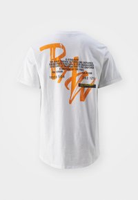 Camiseta de algodón blanca con un gran texto naranja y negro en la parte posterior, con cuello redondo y mangas cortas.
